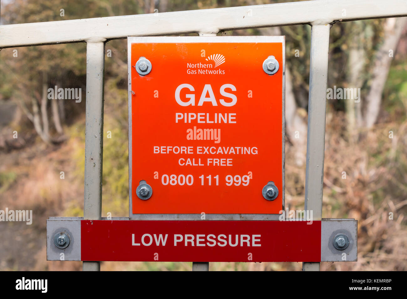 Sign warning of gas main and number to call before excavating in proximity Stock Photo