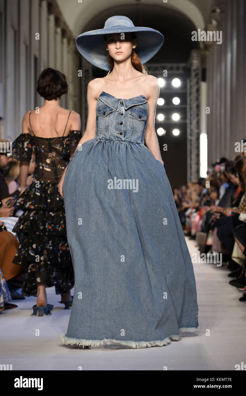 Milan Fashion Week Spring Summer 2018 Vivettai Catwalk Featuring