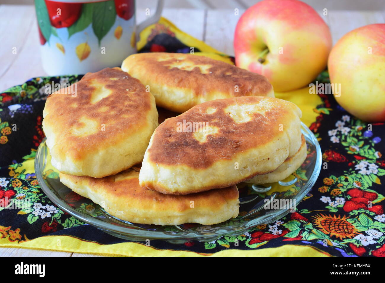 Пирожки с яблоками на сковороде