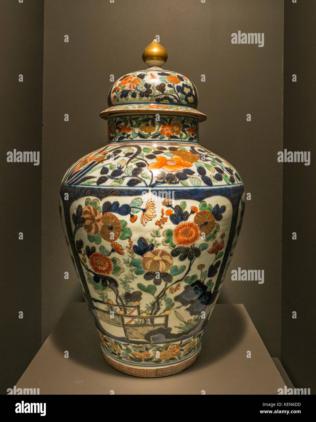 IMARI VASE Japanese Porcelain Imari vase Arita 1680 17th Century Stock Photo