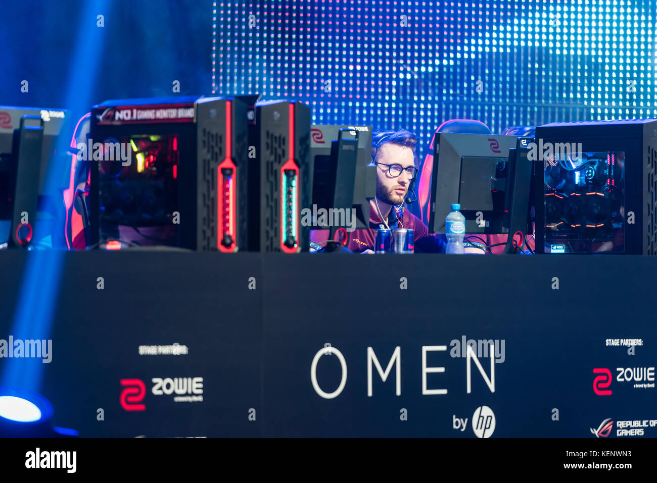 Zurich, Switzerland. 22nd Oct, 2017. Concentration on stage during the Overwatch eSports finals at Zurich Game Show 2017. The annual Zurich Game Show at Zurich's exhibition centre is Switzerland's largest eSports and computer gaming event. Credit: Erik Tham/Alamy Live News Stock Photo