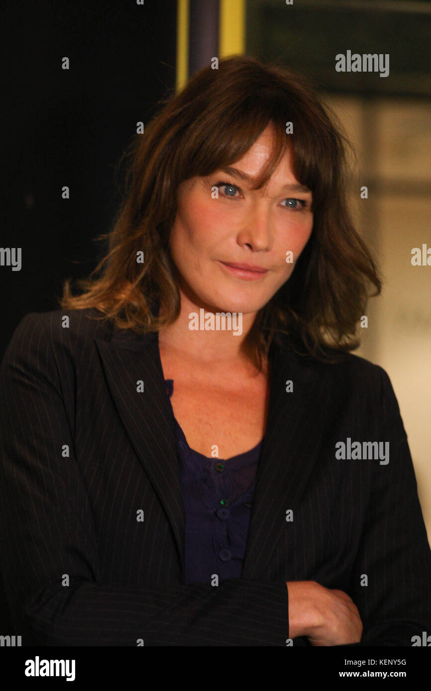 Athens, Greece. 22nd Oct, 2017. CARLA BRUNI poses for the photographers