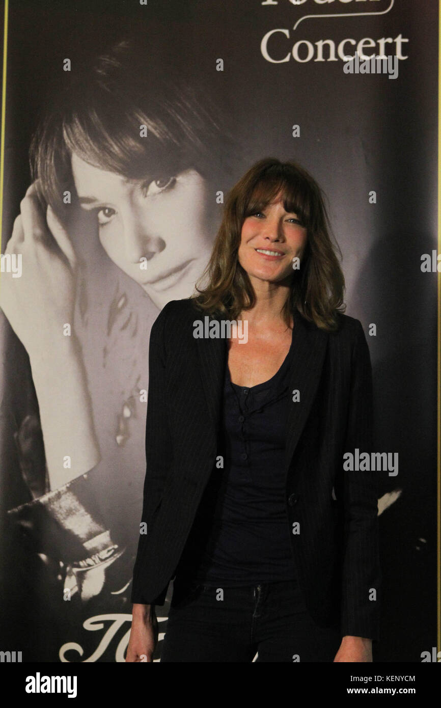 Athens, Greece. 22nd Oct, 2017. CARLA BRUNI poses for the photographers