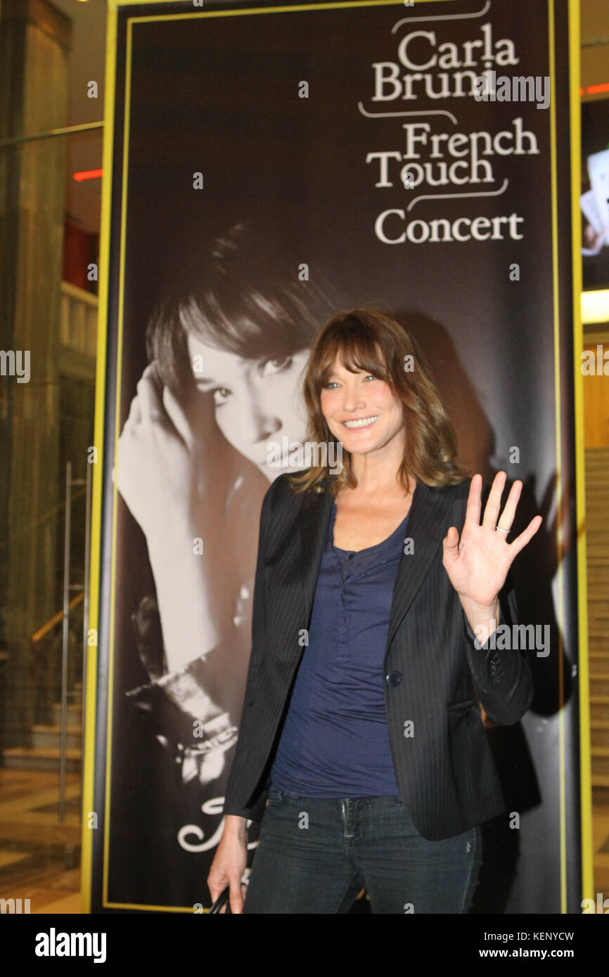 Athens, Greece. 22nd Oct, 2017. CARLA BRUNI poses for the photographers