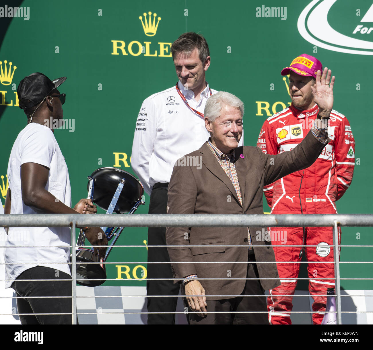 Austin, Texas, USA. 22nd Oct, 2017. Former 42nd President of the United States '' BILL CLINTON'' presenting the trophy to the winner #44 LEWIS HAMILTON driver for Mercedes AMG Petronas F1 Team. Credit: Hoss Mcbain/ZUMA Wire/Alamy Live News Stock Photo