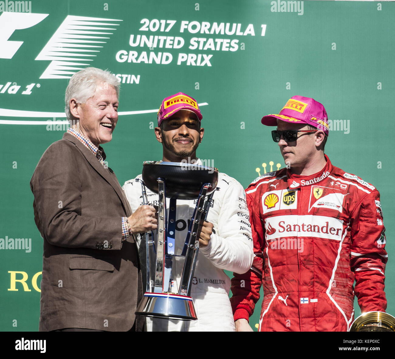 Austin, Texas, USA. 22nd Oct, 2017. Former 42nd President of the United States '' BILL CLINTON'' presenting the trophy to the winner #44 LEWIS HAMILTON driver for Mercedes AMG Petronas F1 Team. Credit: Hoss Mcbain/ZUMA Wire/Alamy Live News Stock Photo