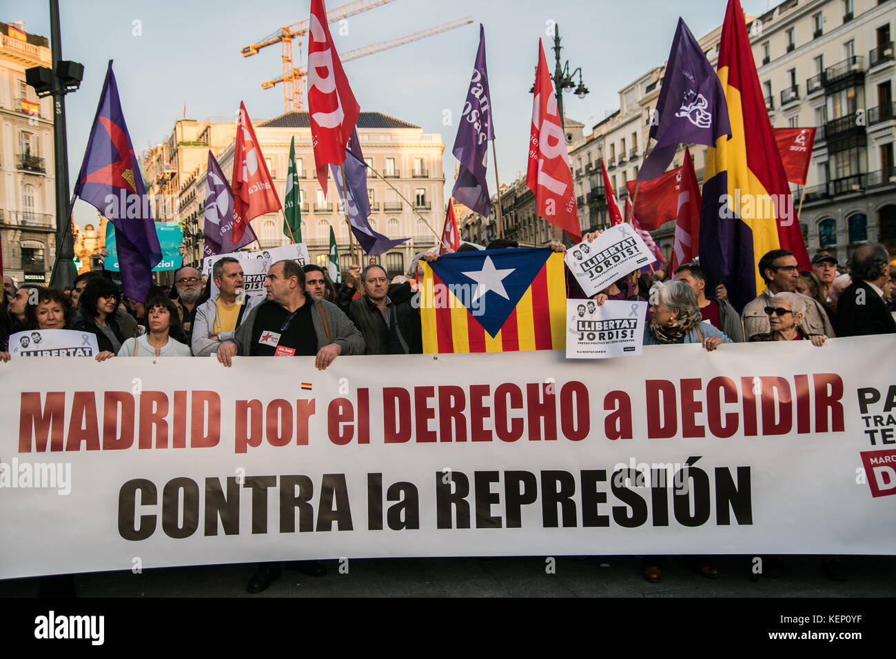 Madrid, Spain. 22nd Oct, 2017. People showing solidarity with Catalonia Independence process demanding freedom for Catalan leaders Jordi Sanchez and Jordi Cuixart (known as 'Los Jordis') who are in jail accused of sedition. Banner reads 'Madrid for the right to decide. Against repression', in Madrid, Spain. Credit: Marcos del Mazo/Alamy Live News Stock Photo