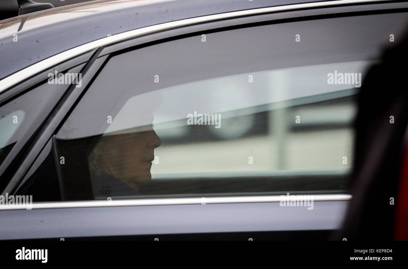Berlin, Germany. 23rd Oct, 2017. German chancellor Angela Merkel arrives seated inside an armour-plated limousine for a committee meeting of her party at the Konrad Adenauer House in Berlin, Germany, 23 October 2017. Credit: Kay Nietfeld/dpa/Alamy Live News Stock Photo