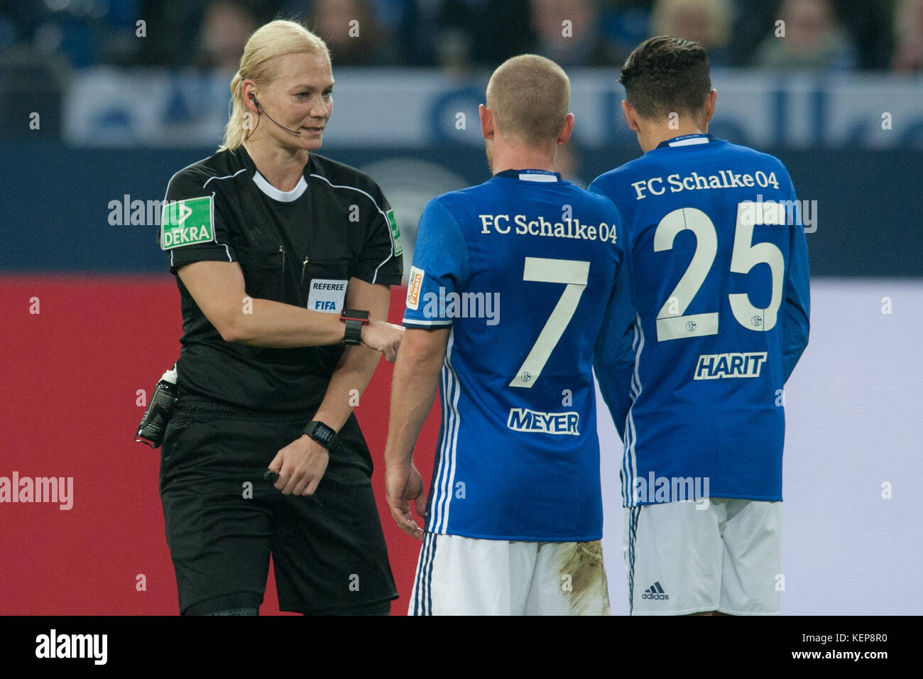 Gelsenkirchen Deutschland 20th Oct 2017 Refereein Bibiana Steinhaus Li Redet With Max Meyer Mi Ge Und Amine Harit Ge Redend Anweisung Fussball 1 Bundesliga 9 Spieltag Fc Schalke 04 Ge Fsv