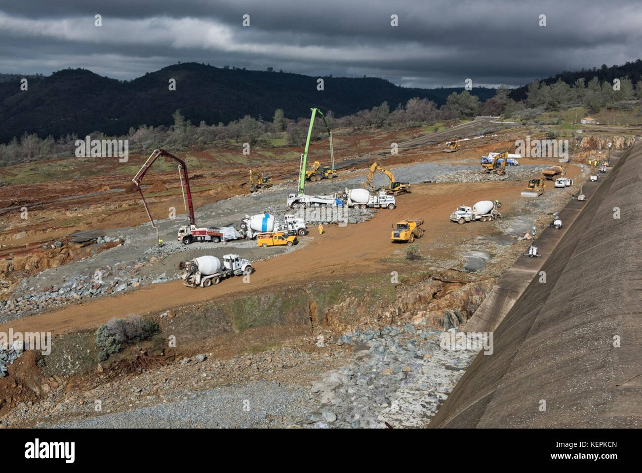 Oroville Dam emergency spillway repairwork Stock Photo Alamy