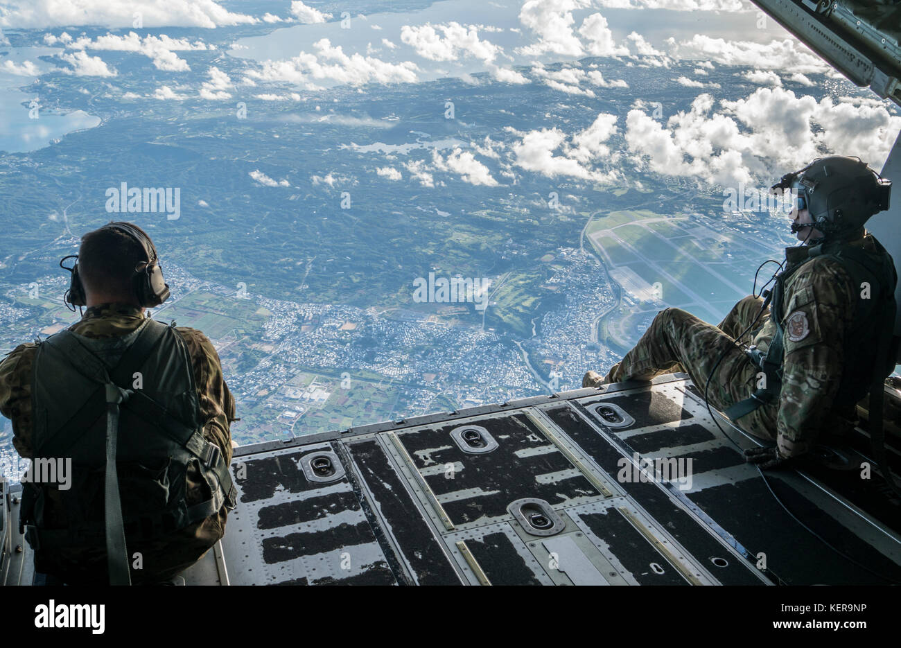 U.S. Air Force 320th Special Tactics Squadron and 31st Rescue Squadron operators conduct military free fall operations Stock Photo