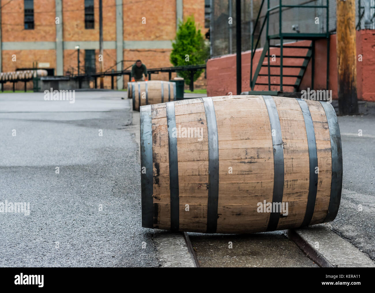 Rolling barrels. Бочка в которой едут. Бочка катится. Бочки 1945. Бочка из которой вытекает.