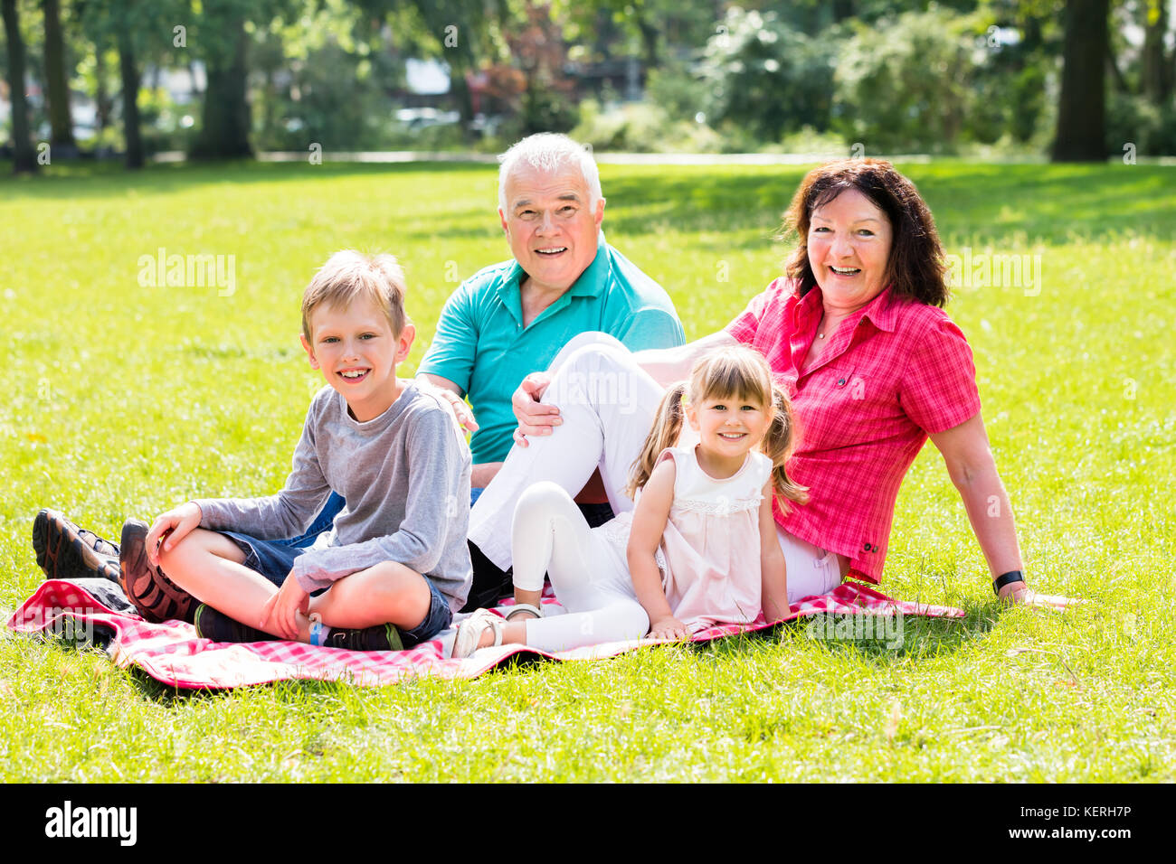 Children having picnic in garden hi-res stock photography and images ...