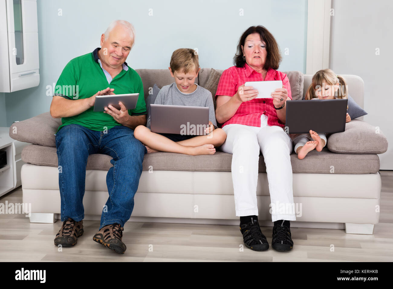 Family and kids on computer hi-res stock photography and images - Alamy