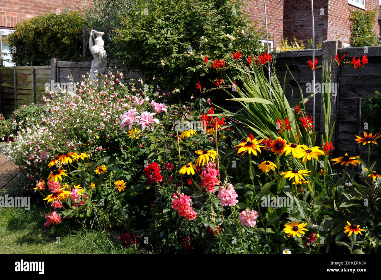 Summer flower border hi-res stock photography and images - Alamy