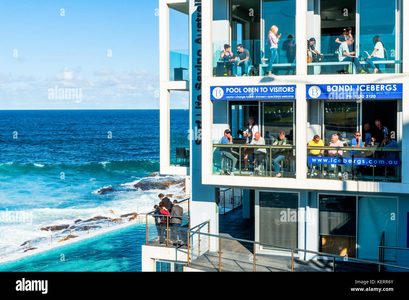 Diners enjoy the view from a beachside restaurant and bar  overlooking an outdoor pool along the beach walk from Bondi Beach to Coogee, Sydney Austral Stock Photo