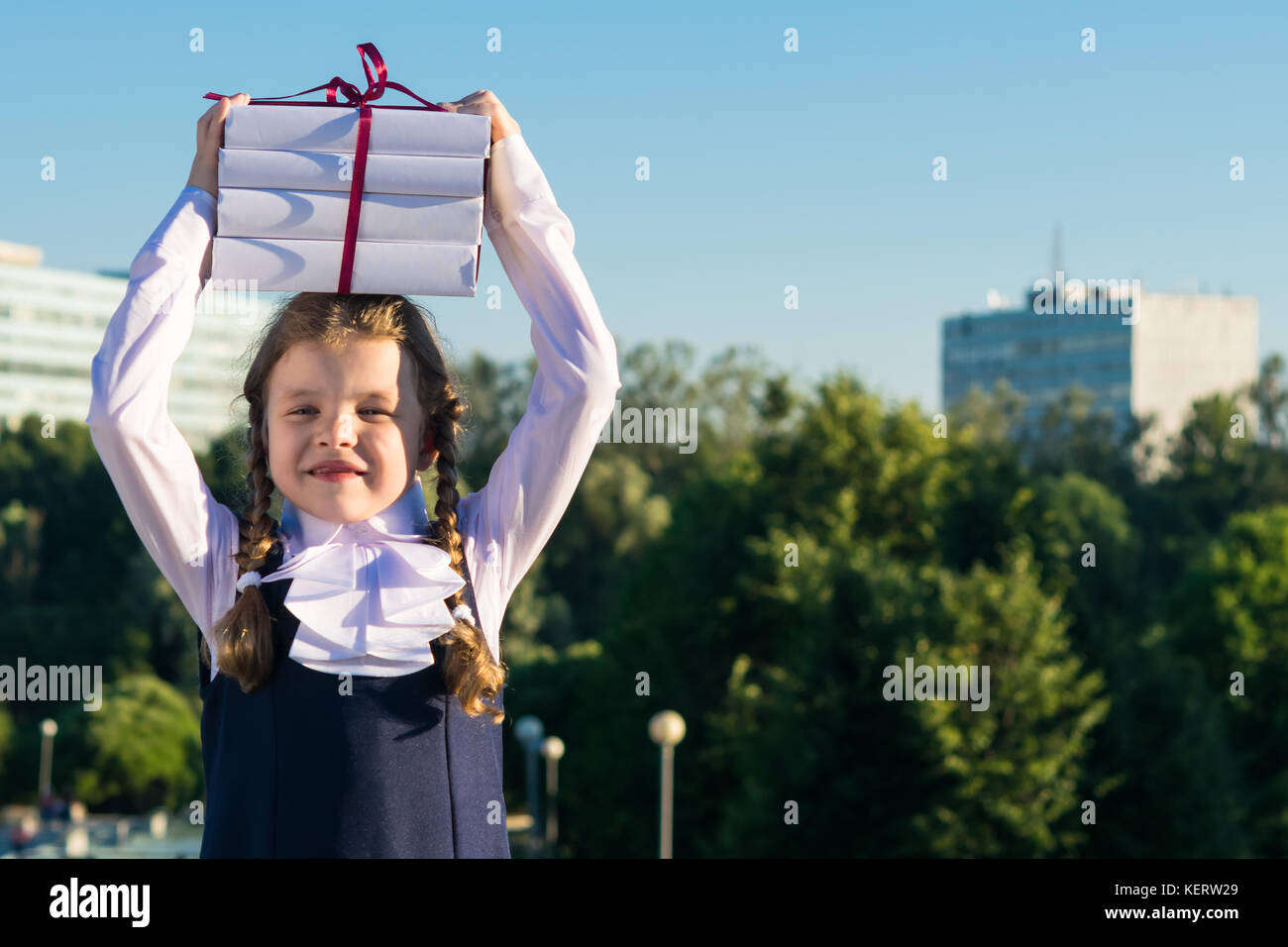 Девочка не хотела идти в школу. Оторвись перед школой картинки. Первоклашки идут в школу. Девочка не хотела идти в школу. Первоклассника ведут в школу.