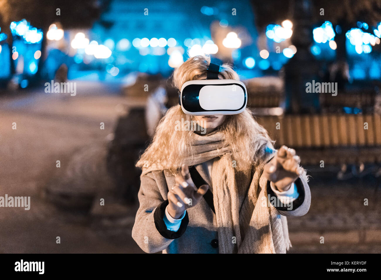 Young girl getting experience VR headset Stock Photo - Alamy