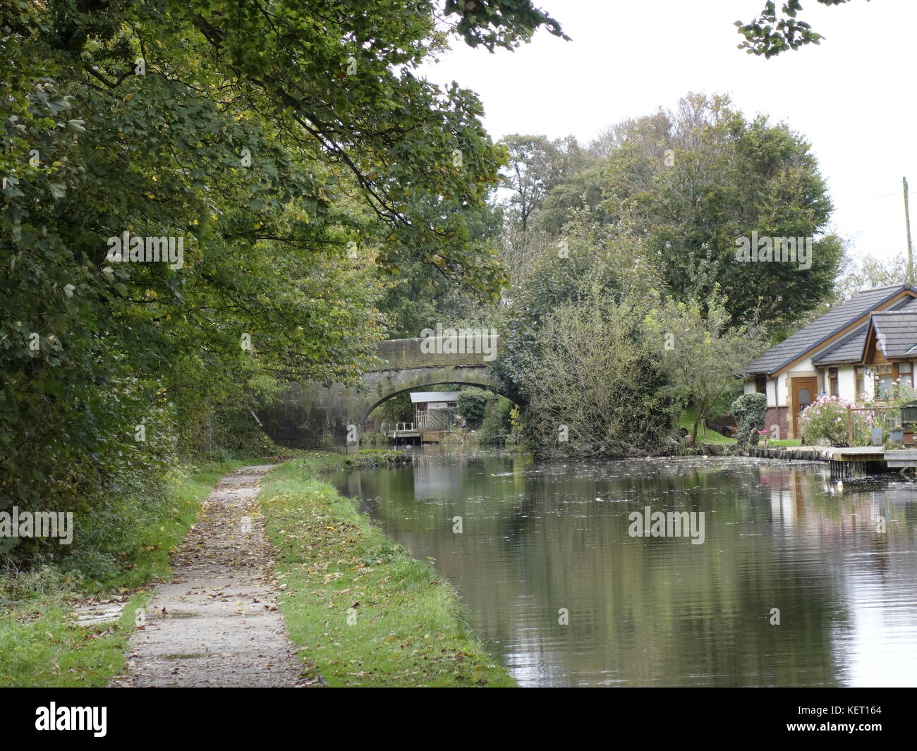 Village scene canal bridge hi-res stock photography and images - Alamy