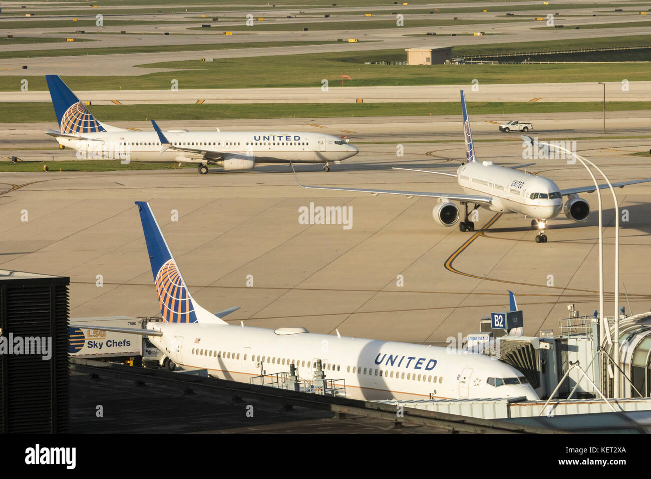 Chicago airport terminal hi-res stock photography and images - Alamy