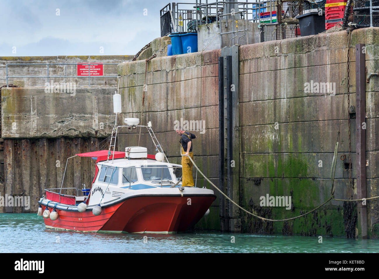 Newquay Harbour Cornwall - a boat being tied up at the quay at Newquay Harbour. Stock Photo