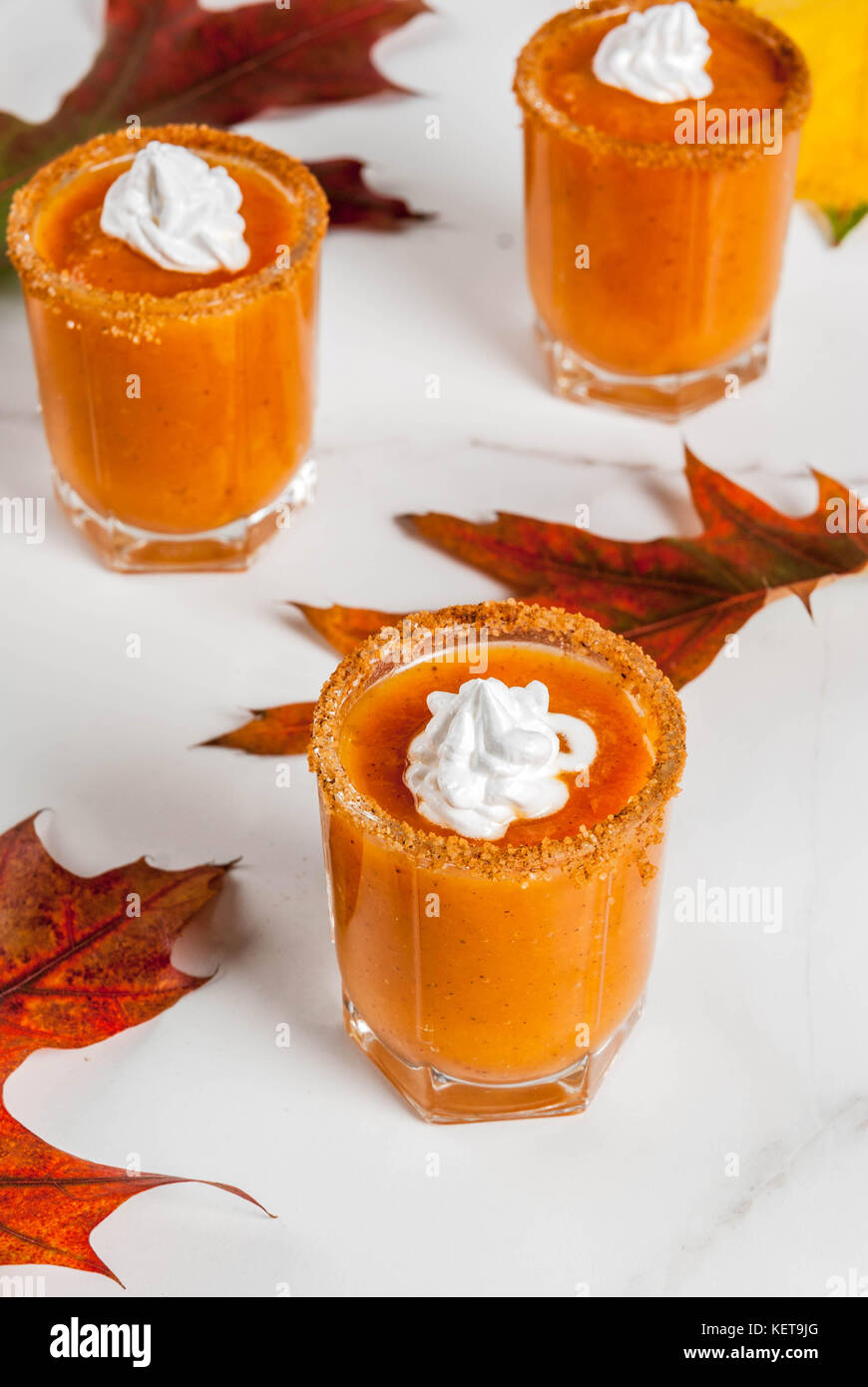autumn-drink-ideas-and-recipes-for-thanksgivings-halloween-alcohol
