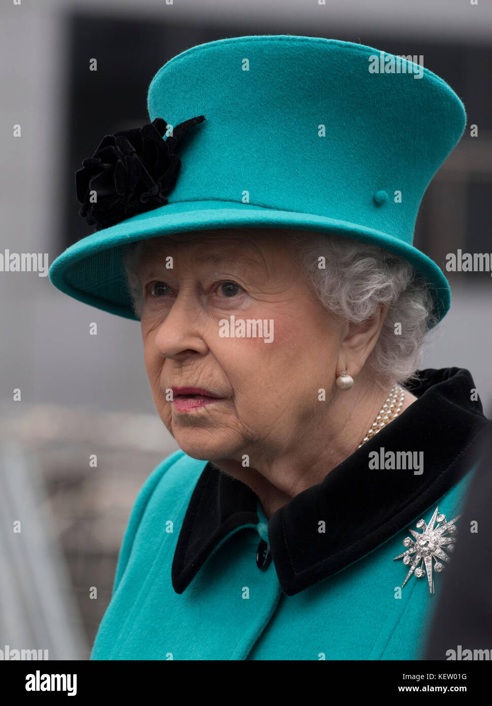 Queen Elizabeth II during a visit to HMS Sutherland in West India Dock, London to celebrate the 20th anniversary of its commissioning. Stock Photo