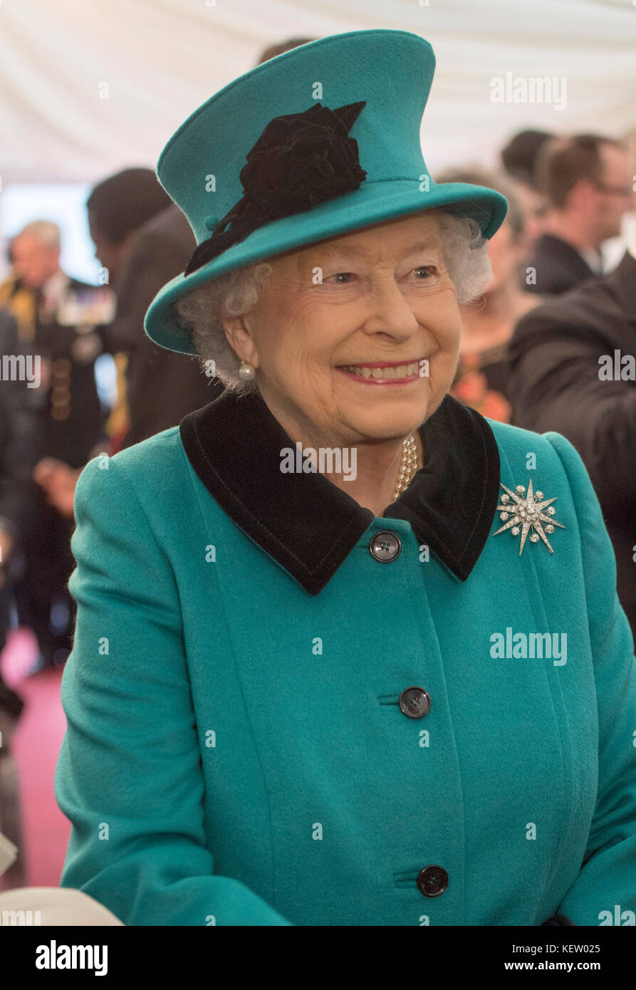 Queen Elizabeth Ii During A Visit To Hms Sutherland In West India Stock Photo Alamy