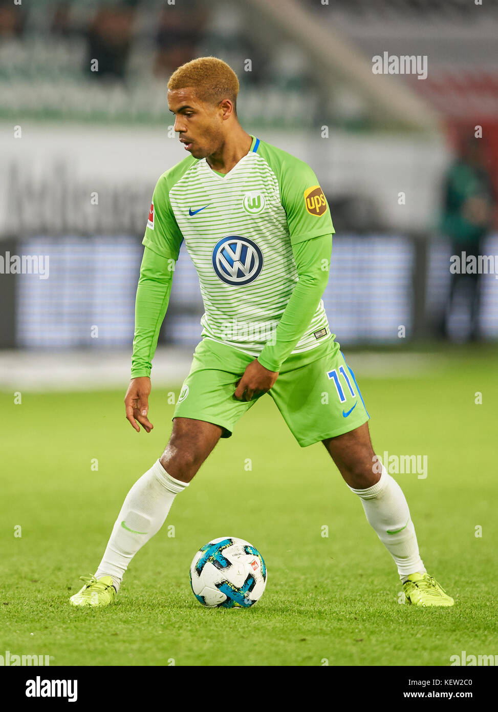 Wolfsburg Germany 22nd October 2017 1 Div German Soccer League Wolfsburg October 22 2017 Martin Schmidt Wob Coach With Mario Gomez Wob 33 Vfl Wolfsburg Mascot Woelfi Vfl Wolfsburg Tsg 1899