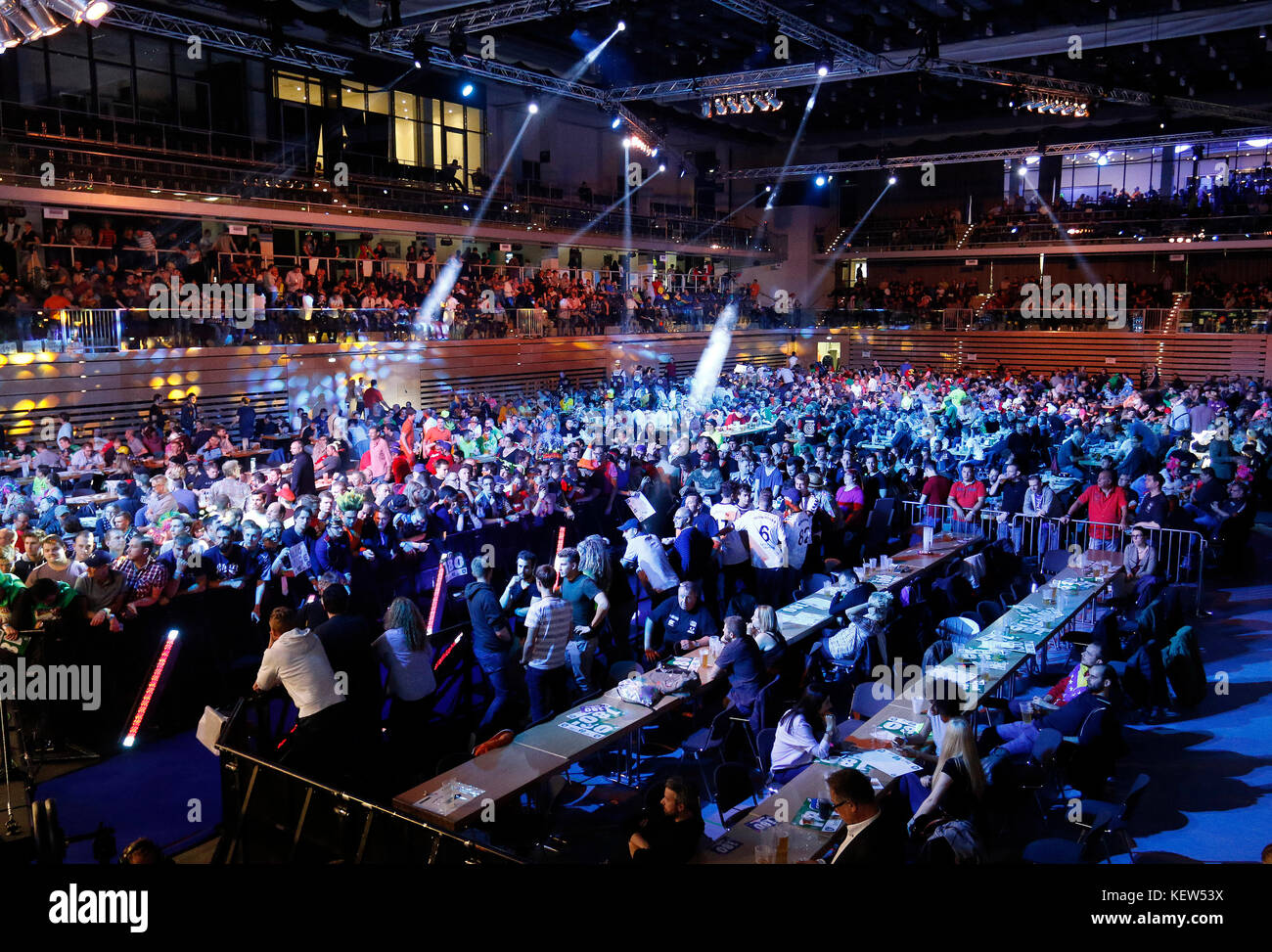 Dusseldorf, Germany. 21st Oct, 2017. World Series of Darts, German Masters  on 21. 10. 2017 in der Castello - Arena in Dusseldorf Darts Fans in der  Castello Arena in Dusseldorf Foto: Norbert