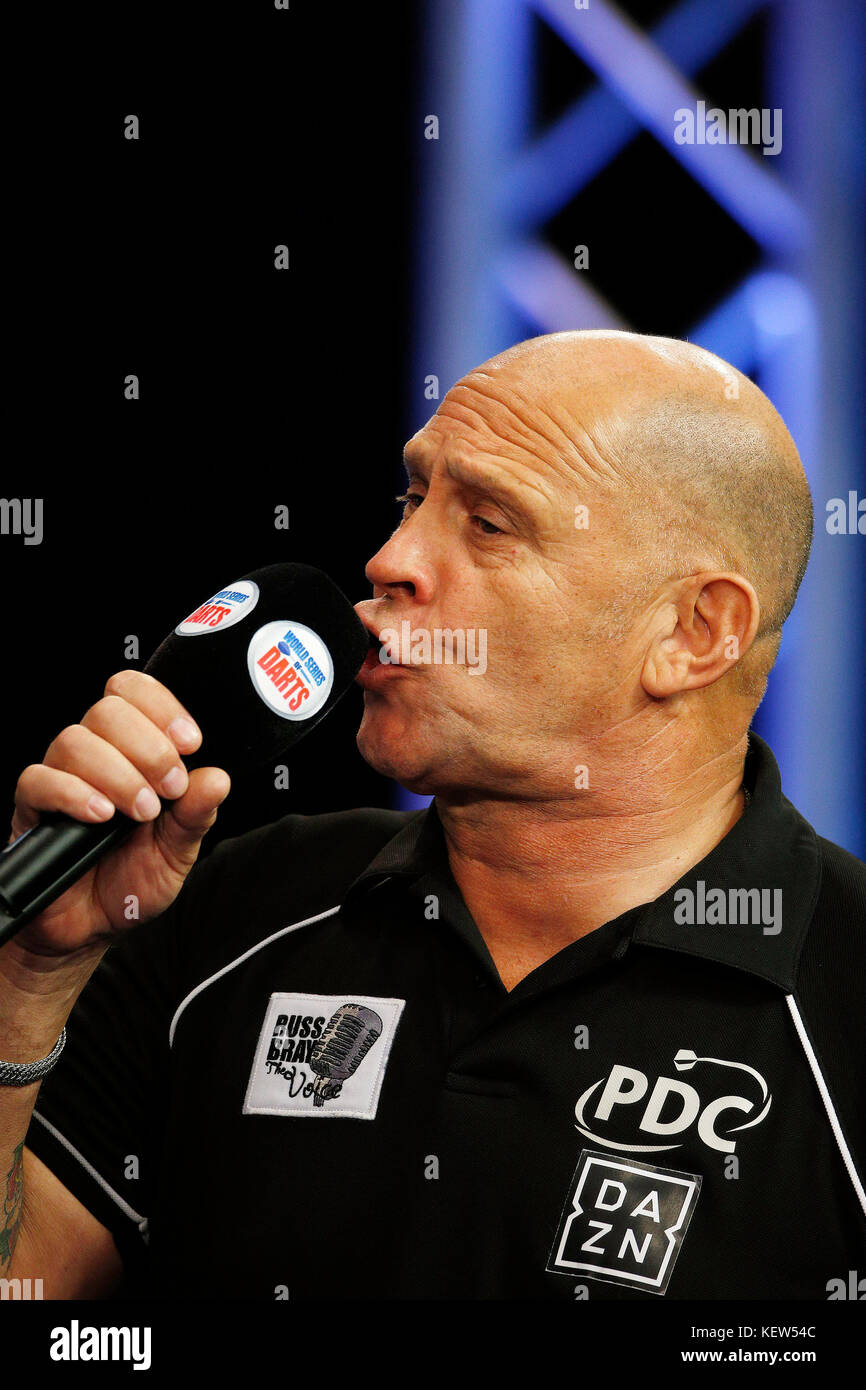 Russ bray caller darts hi-res stock photography and images - Alamy