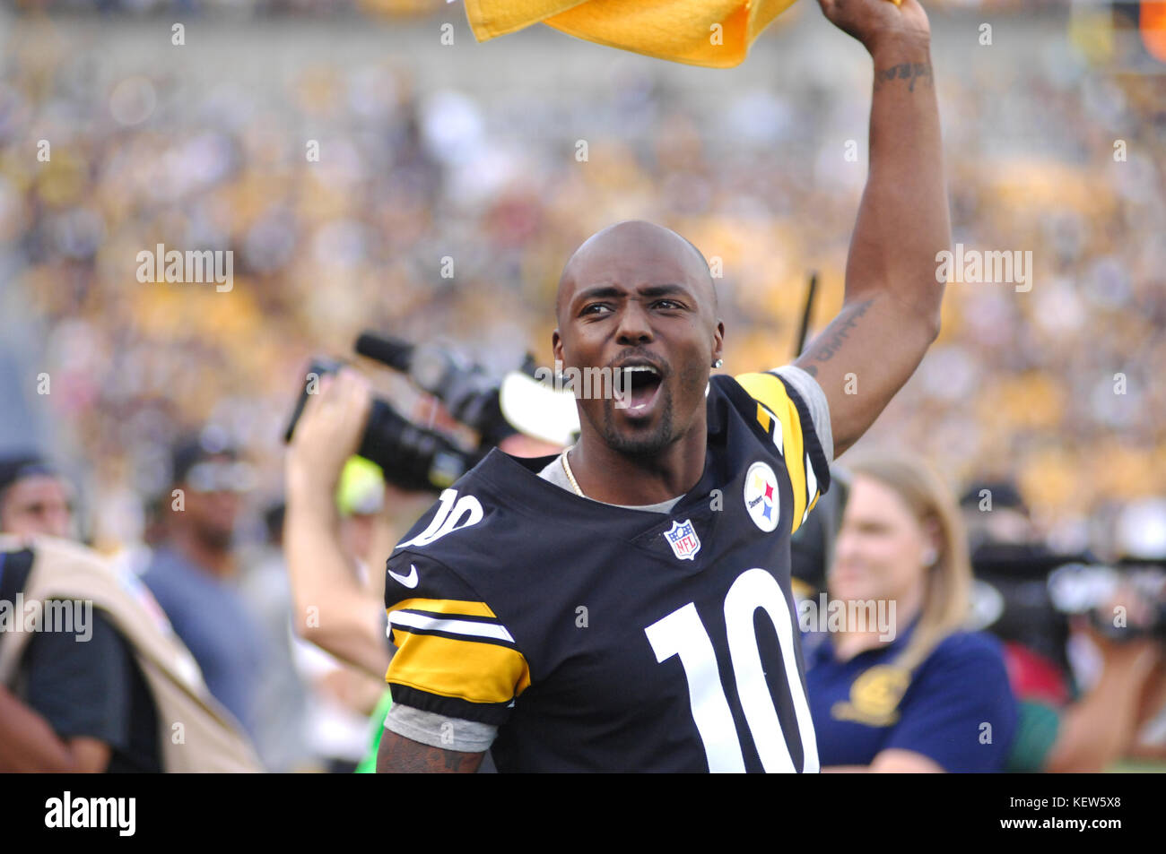 Santonio Holmes #10 of the Pittsburgh Steelers runs with the ball as Tyrell  Johnson #25 of the Minnesota Vikings defends Stock Photo - Alamy