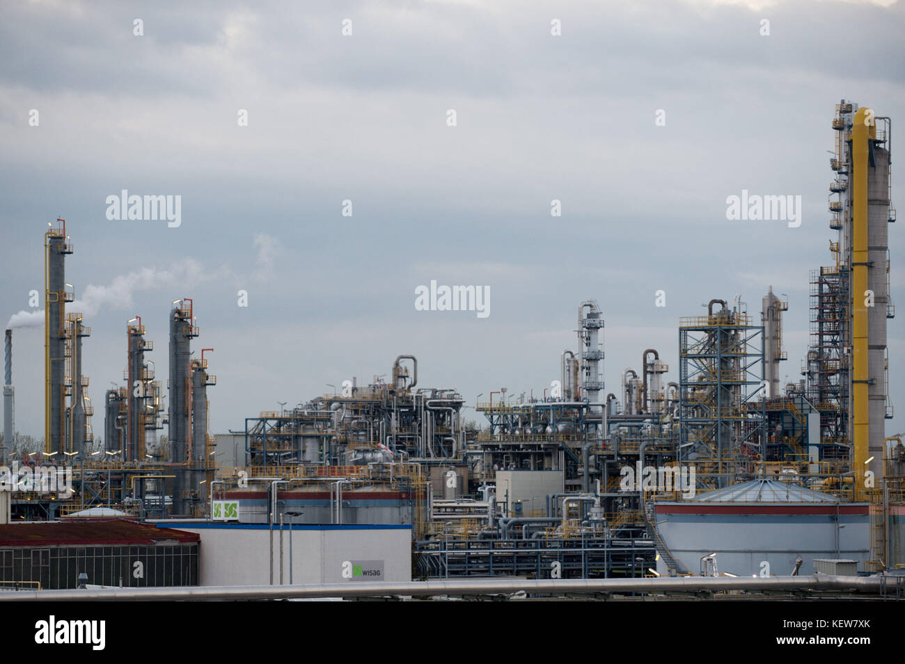 Leuna, Germany. 23rd Oct, 2017. View of the chemistry facilities in Leuna, Germany, 23 October 2017. InfraLeuna is the operator of the infrastructure of the chemistry park. This includes the supply of the local companies with steam, energy, fresh water and drinking water as well as the sewage disposal. Credit: Klaus-Dietmar Gabbert/dpa-Zentralbild/ZB/dpa/Alamy Live News Stock Photo