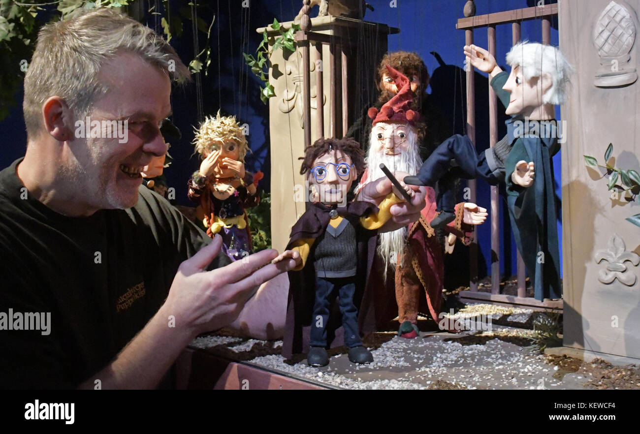 Augsburg, Germany. 24th Oct, 2017. A puppet master controls puppets in
