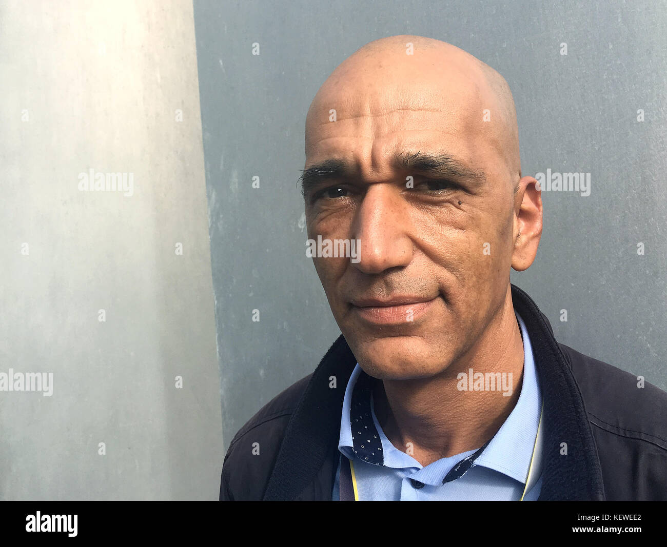 Stuttgart, Germany. 24th Oct, 2017. Tahir Della of the "Black People's Initiative in Germany" standing in front of the Literaturhaus in Stuttgart, Germany, 24 October 2017. Tahir Della is committed to making it possible for victims of right-wing violence to act against racist behaviours during a conference for victims of right-wing violence taking place in Stuttgart, Germany, 24 October 2017. Credit: Larissa Schwedes/dpa/Alamy Live News Stock Photo