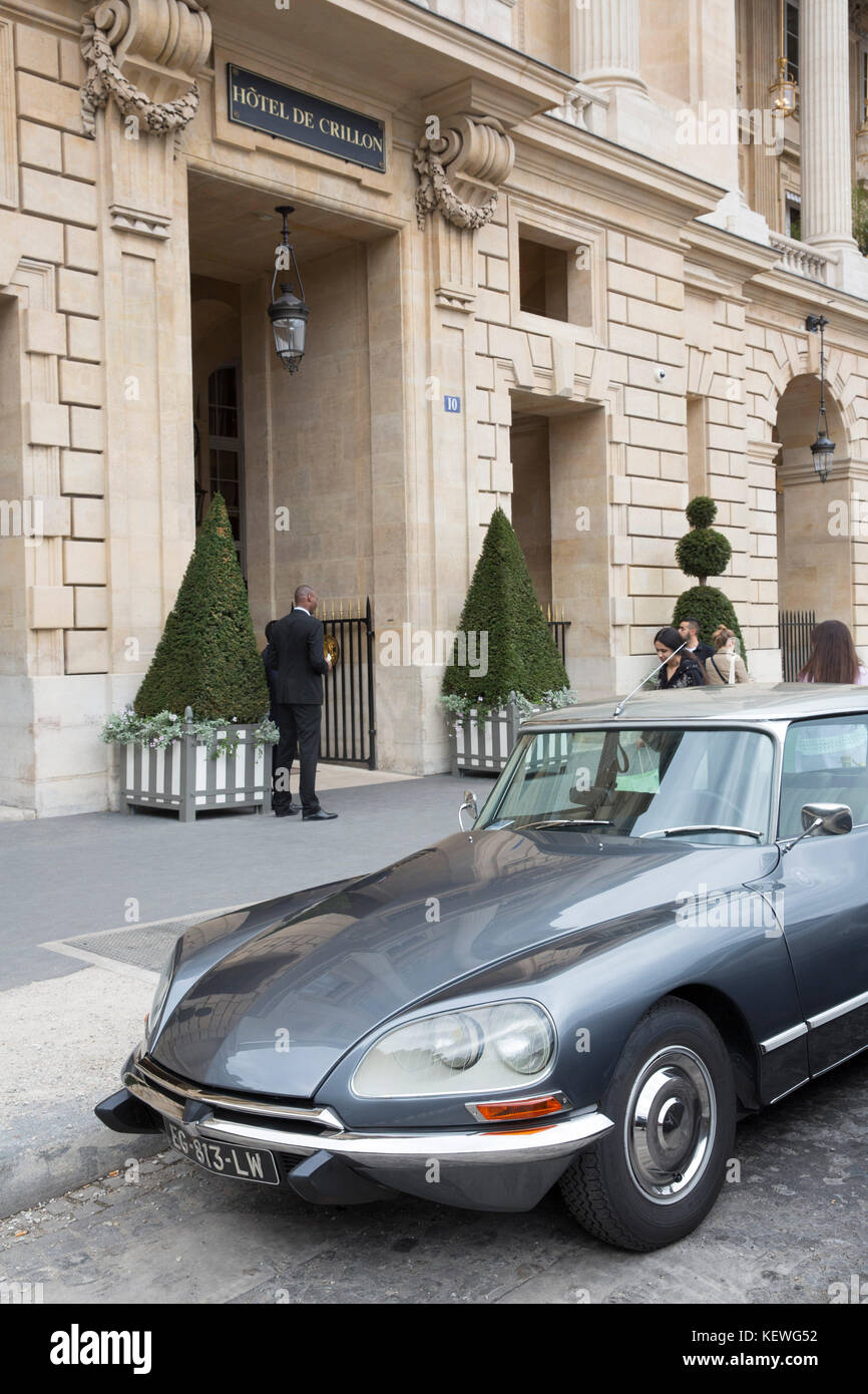 Restaurant l'Ecrin at Hotel de Crillon. Cook: Christopher Hache. A DS Citroen parked in front of the hotel. Stock Photo
