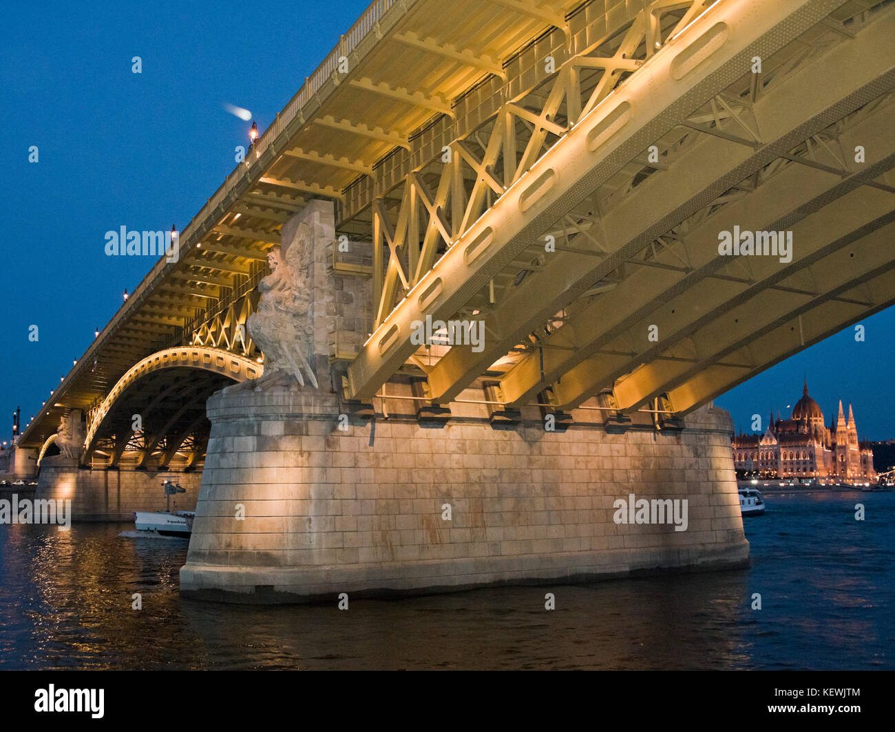 View margaret bridge sunset hi-res stock photography and images - Alamy