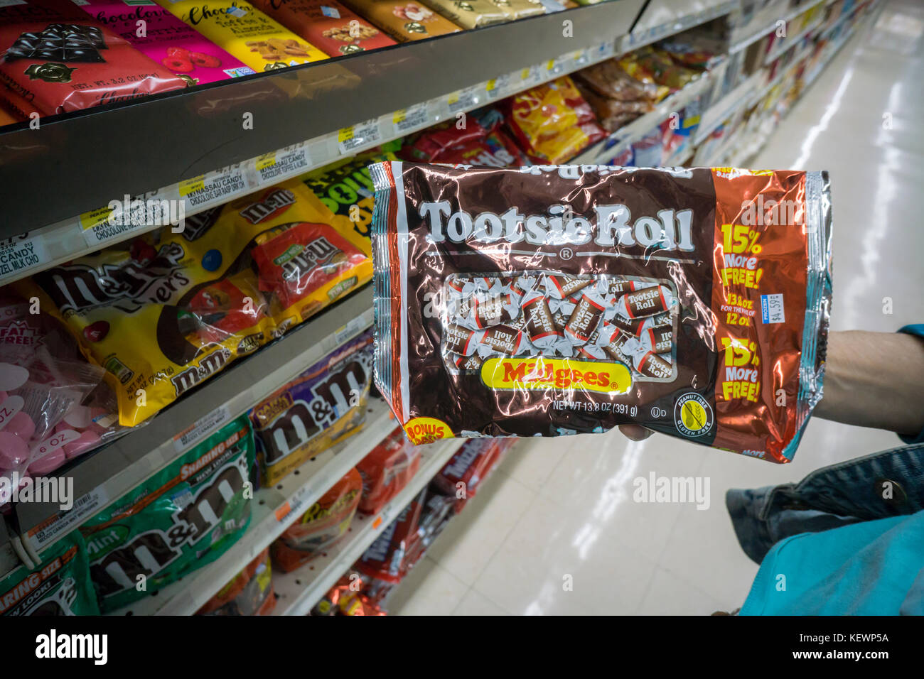 Tootsie roll halloween candy hi-res stock photography and images - Alamy, image size:1300x956
