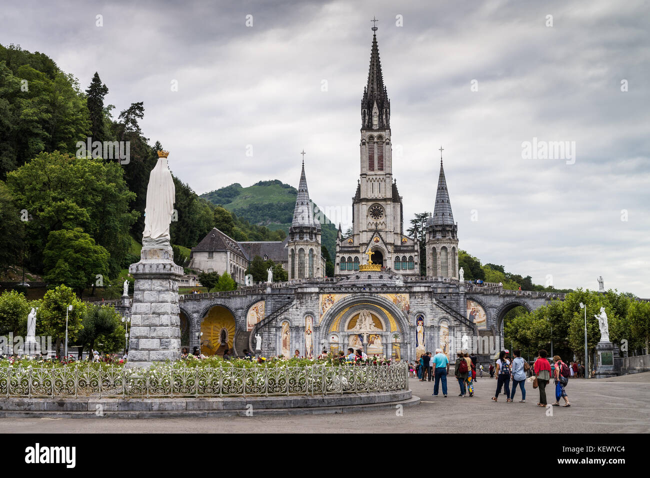 Basilica of our Lady of the Rosary / Notre Dame du Rosaire de Lourdes