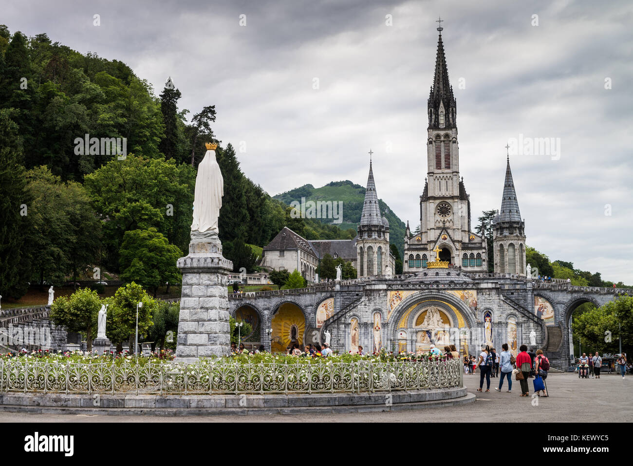 Basilica of our Lady of the Rosary / Notre Dame du Rosaire de Lourdes ...