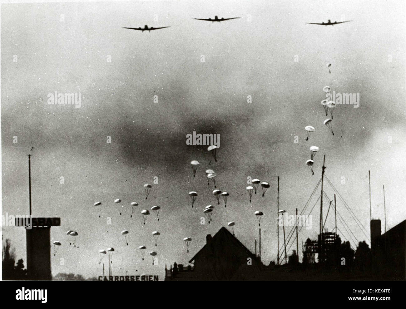 1940   German paratroopers above the neighborhood of Bezuidenhout in The Hague Stock Photo