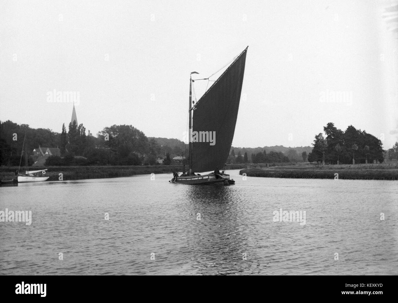 AJAXNETPHOTO. EARLY 1900S (APPROX). NORFOLK BROADS, ENGLAND.  - A WHERRY UNDER WAY IN A LIGHT BREEZE. PHOTO:AJAX VINTAGE PICTURE LIBRARY.  REF:AVL WKB 1900 4 Stock Photo