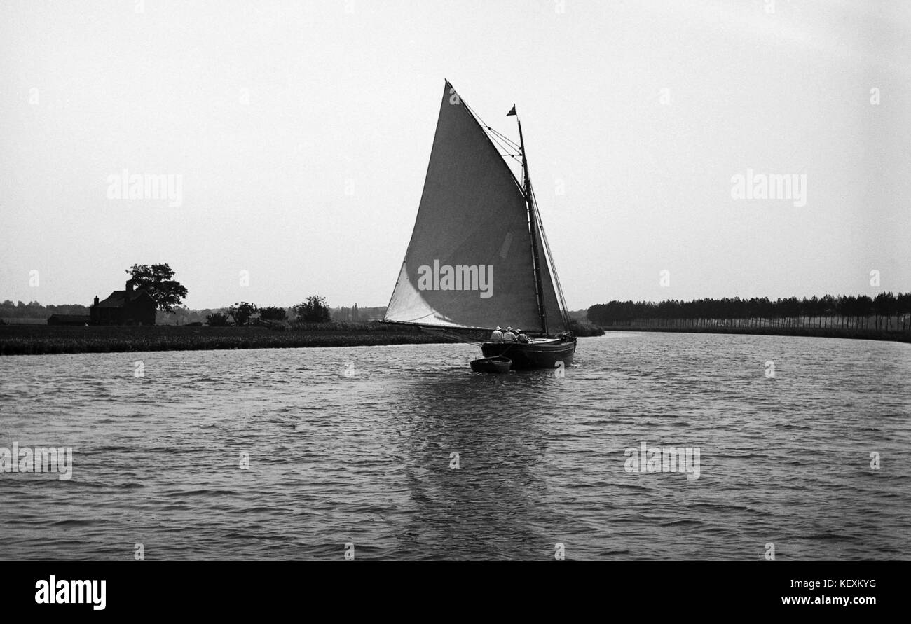AJAXNETPHOTO. EARLY 1900S (APPROX). NORFOLK BROADS, ENGLAND.  - EDWARDIAN YACHTING - A GAFF RIGGED CUTTER UNDER WAY IN A LIGHT BREEZE. PHOTO:AJAX VINTAGE PICTURE LIBRARY.  REF:AVL YAB 1900 1 Stock Photo