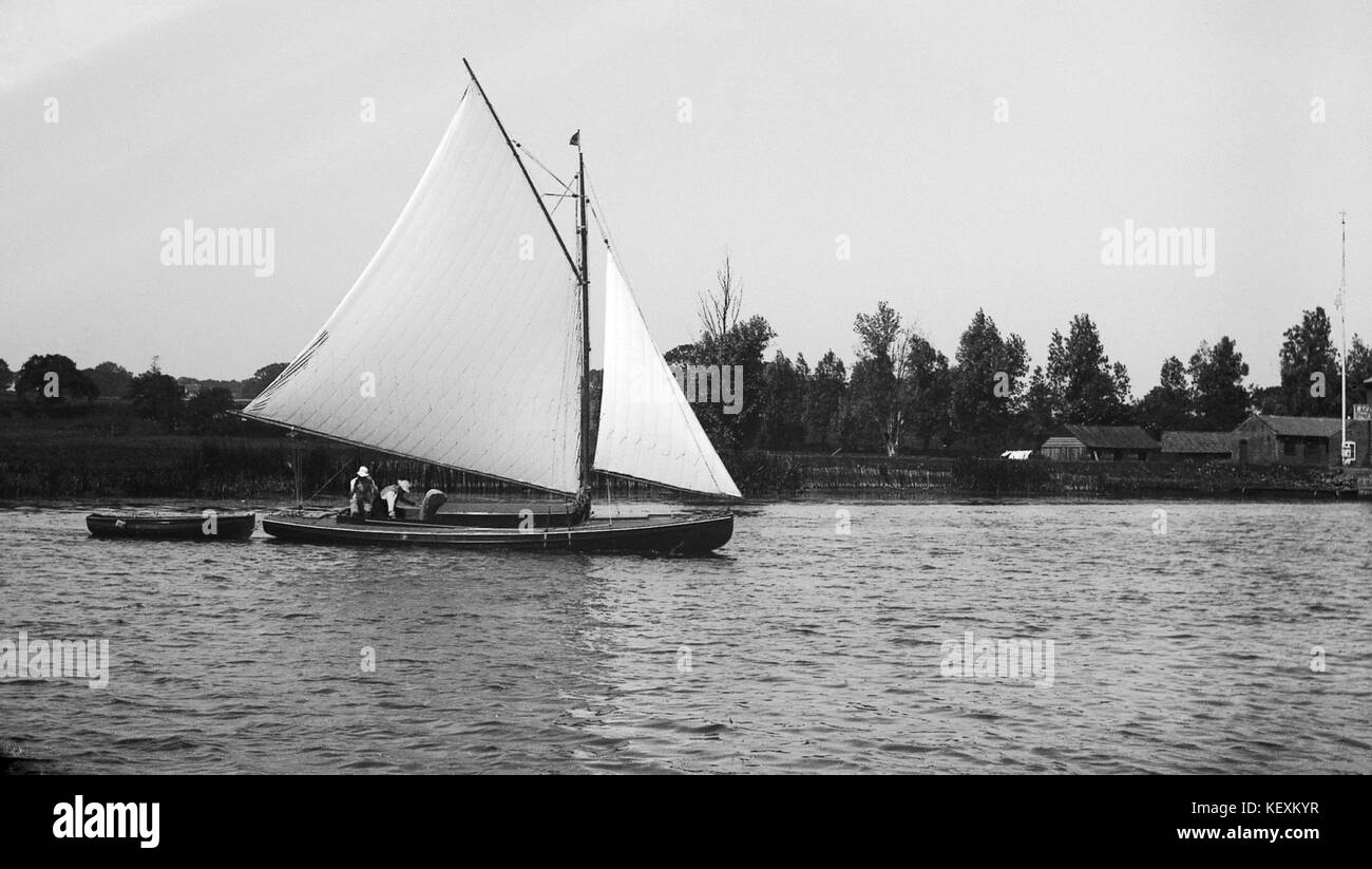 AJAXNETPHOTO. EARLY 1900S (APPROX). NORFOLK BROADS, ENGLAND.  - EDWARDIAN YACHTING - A GAFF RIGGED BROADS YACHT UNDER WAY IN A LIGHT BREEZE. PHOTO:AJAX VINTAGE PICTURE LIBRARY.  REF:AVL YAB 1900 3 Stock Photo