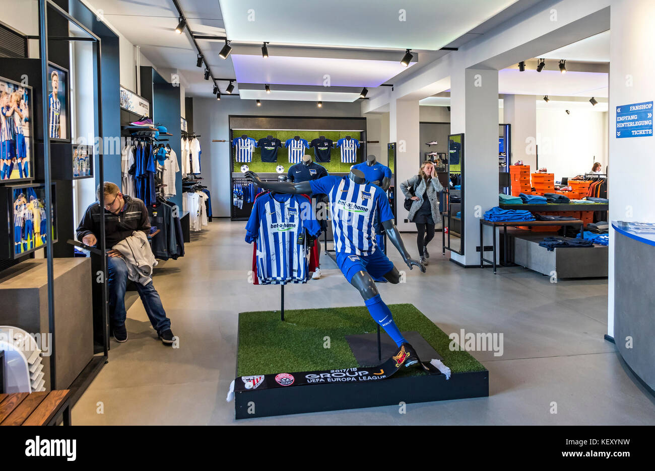 Den anden dag gradvist Indeholde Hertha BSC Fanshop on Hanns-Braun-Strasse in Berlin Stock Photo - Alamy