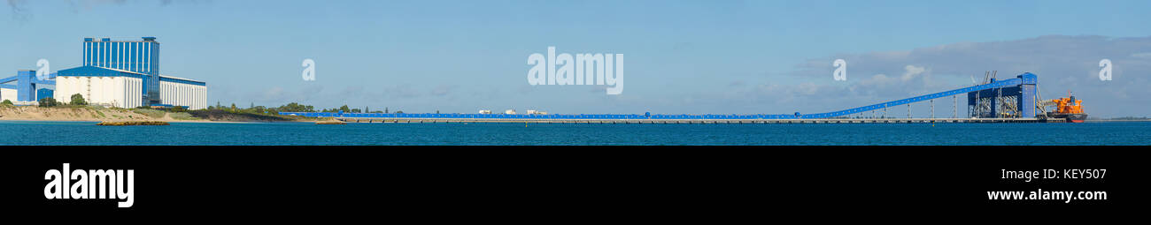 Kwinana bulk grain loading facility loading ship, rockingham, western australia Stock Photo