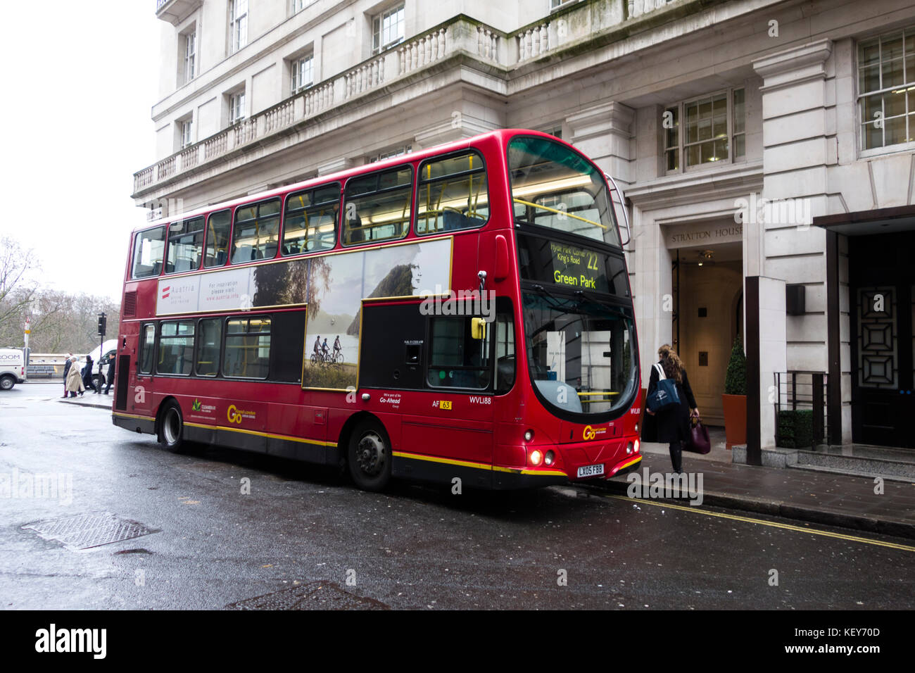 A London bus picks up passengers Stock Photo