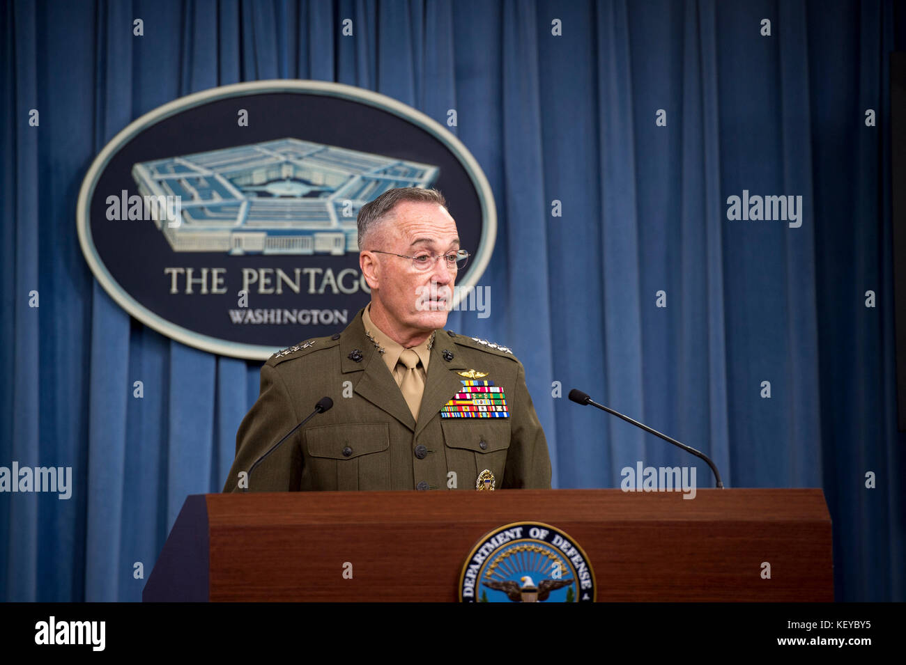 Chairman of the Joint Chiefs of Staff U.S. Marine Corps Gen. Joe Dunford speaks with media about recent military operations in Niger Stock Photo