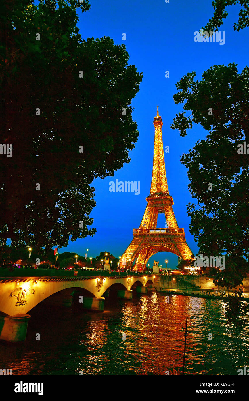 Pictures of Paris iconic landmarks, the Eiffel Tower, Champs-Élysées ...