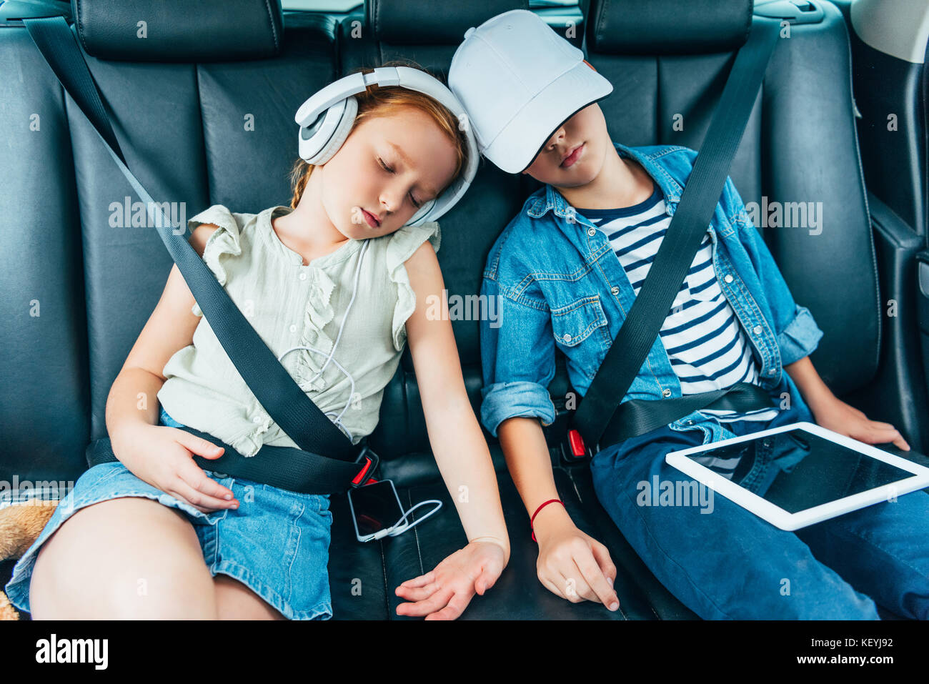 kids sleeping on backseats of car Stock Photo Alamy